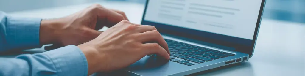 Blog da OBRAP Engenharia de Estruturas com profissional digitando em notebook para produção de conteúdos técnicos sobre projetos estruturais.