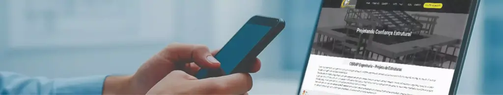 Contato da OBRAP Engenharia de Estruturas com profissional utilizando celular e notebook para atendimento técnico em projetos estruturais.