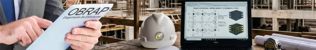 Projeto de estrutura de concreto da OBRAP Engenharia de Estruturas com obra em execução, notebook técnico, capacete e pranchas estruturais.