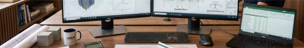 Estação de trabalho da OBRAP Engenharia de Estruturas com monitores exibindo projetos, análises estruturais e planilhas técnicas.